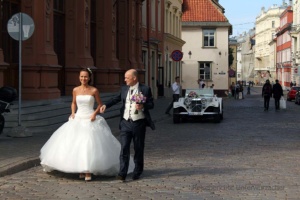Hochzeitspaar: Weiße Braut in weißem Auto ...