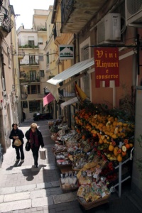 Zahlreiche Geschäfte in der Touristenhochburg Taormina