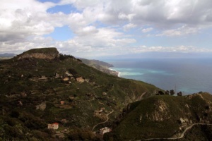 Blick von Castelmola auf das 500 Meter weiter unten liegende Meer und Taormina