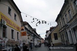 Gute Idee: Schuhe über den Häusern von Laibach ...