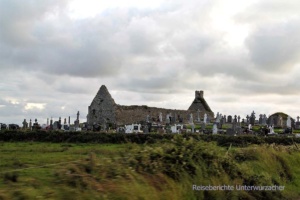 Allgegenwärtig in Irland - Friedhöfe ohne Dach ...