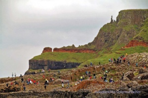 UNESCO Weltnaturerbe - Giant*s Causeway. Das sehr eisenhaltige Laterit bildet ein rotes Band ...