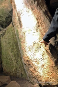 ... auch im Inneren der Grabkammer sind Symbole eingeritzt ...