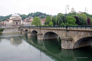 Vom Piazza Vittorio Veneto gelangt man zur Brücke über dem Po ...
