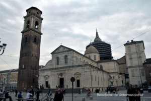 Der Turiner Dom in dem das berühmte Grabtuch in einer Seitenkapelle aufbewahrt wird ...