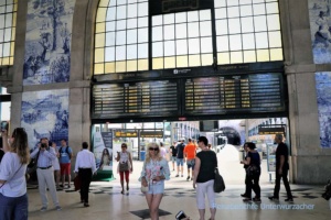 Der Bahnhof São Bento mit seinen berühmten Azulejos ist ebenfalls eine Touristenattraktion ...