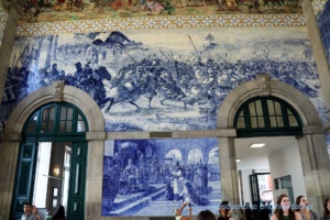 Großflächige Azulejos im Bahnhof São Bento
