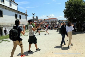 Ein Filmteam dreht einen Tourismusfilm über Porto ...