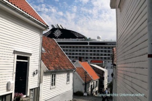 Das alte Stavanger und gleich dahinter die neuen Kreuzfahrtschiffe ...