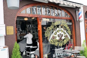 Ein Barbier in einem urigen Friseurladen mit Elch in Stavanger ....
