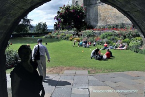 Stirling Castle: Gleich nach dem Eingangstor kann man im schön angelegten Garten herrlich picknicken