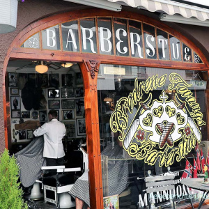Ein Barbier in einem urigen Friseurladen mit Elch in Stavanger ....