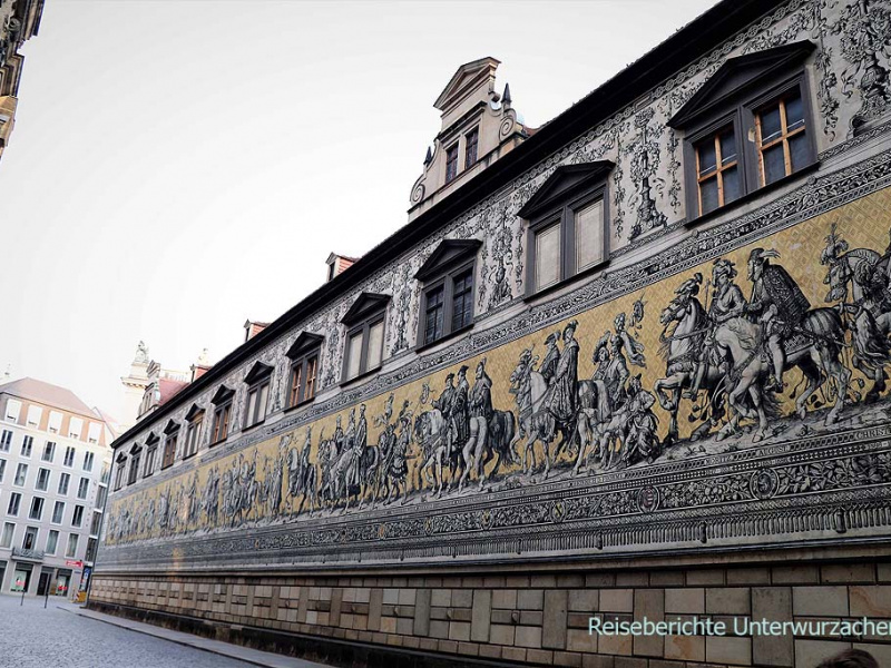 Dresden: Fürstenzug auf der Außenfassade  des Stallhofs