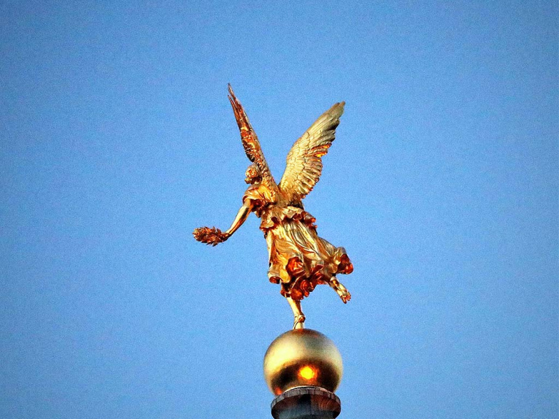 Goldener Engel auf der Kunstakademie in Dresden ...