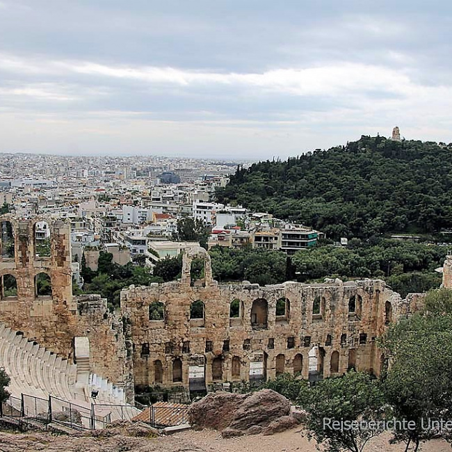 Blick von der Akropolis auf die riesige Stadt ...