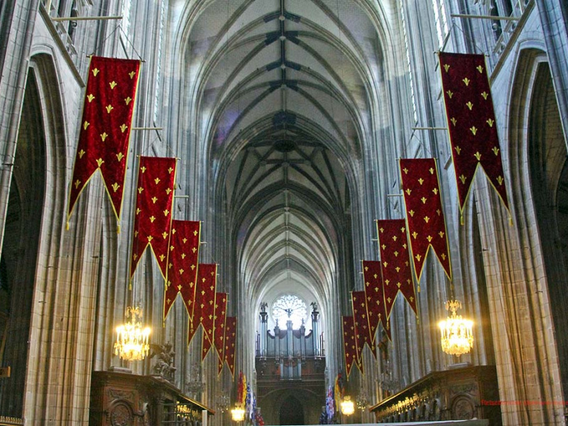 Die "Heiligenkreuzkathedrale" von Orléans hat einen ganz eigenartigen Stil ...