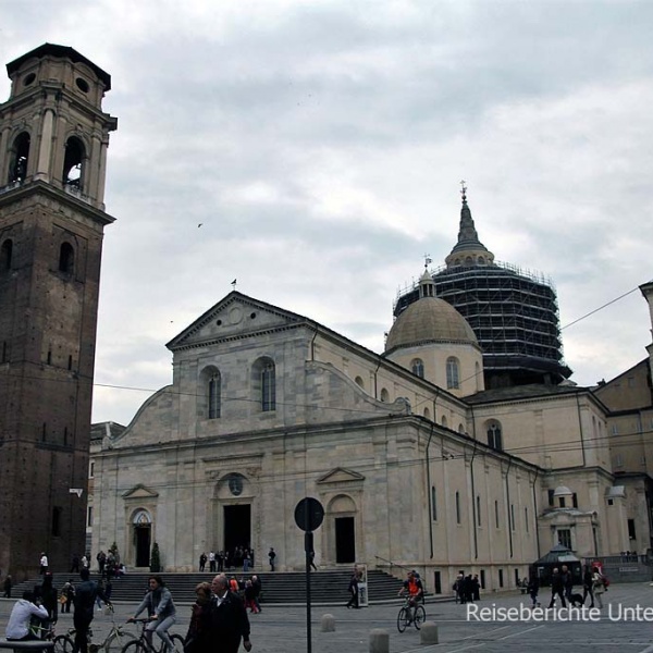 Der Turiner Dom in dem das berühmte Grabtuch in einer Seitenkapelle aufbewahrt wird ...