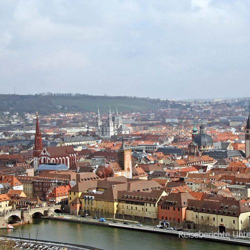 Wunderbare Aussicht auf die alte Mainbrücke und die vielen Kirchen von Würzburg ...