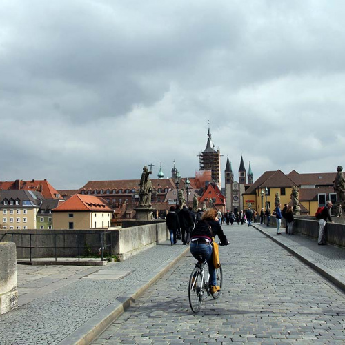 Die alte Mainbrücke erinnert ein wenig an Prag ...