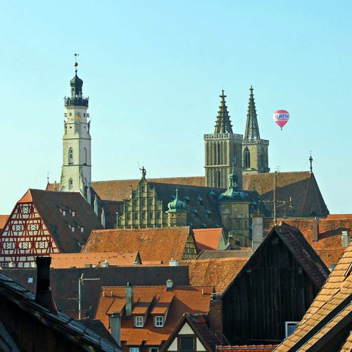Über den Dächern von Rothenburg mit Blick auf die Jakobskirche ...