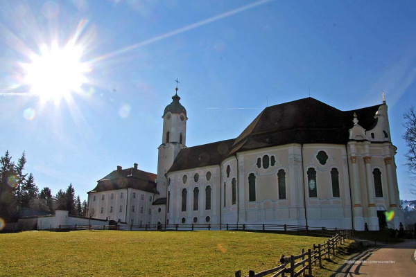 Die Wallfahrtskirche zum Gegeißelten Heiland auf der Wies im wärmenden Sonnenstrahl ...