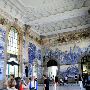 Die berühmten Azulejas (blaue Wandfliesen) im Bahnhof São Bento