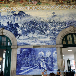 Großflächige Azulejos im Bahnhof São Bento