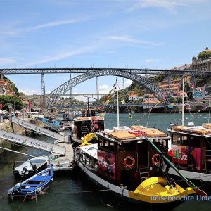Reges Treiben am Rio Douro in Porto unter der Ponte Dom Luis I