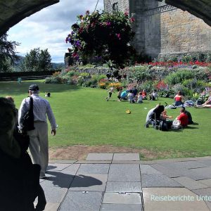 Stirling Castle: Gleich nach dem Eingangstor kann man im schön angelegten Garten herrlich picknicken